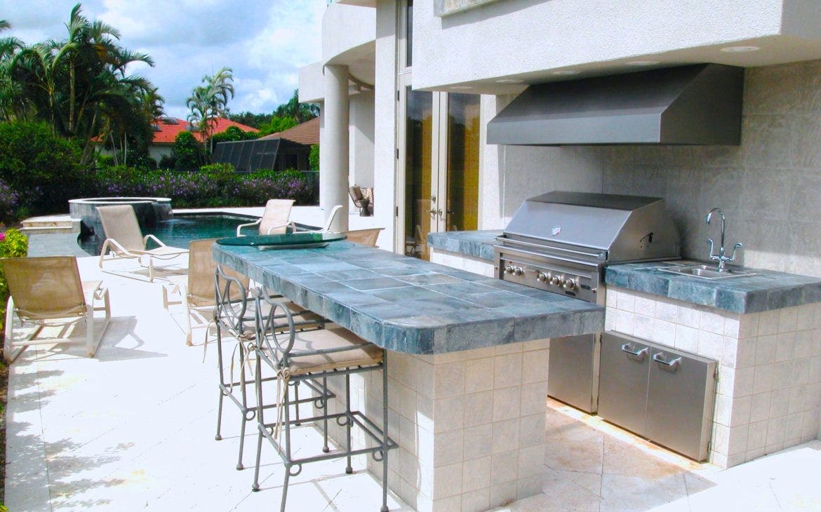 Outdoor Kitchen with Premium-Grade Stainless Steel Range Hood